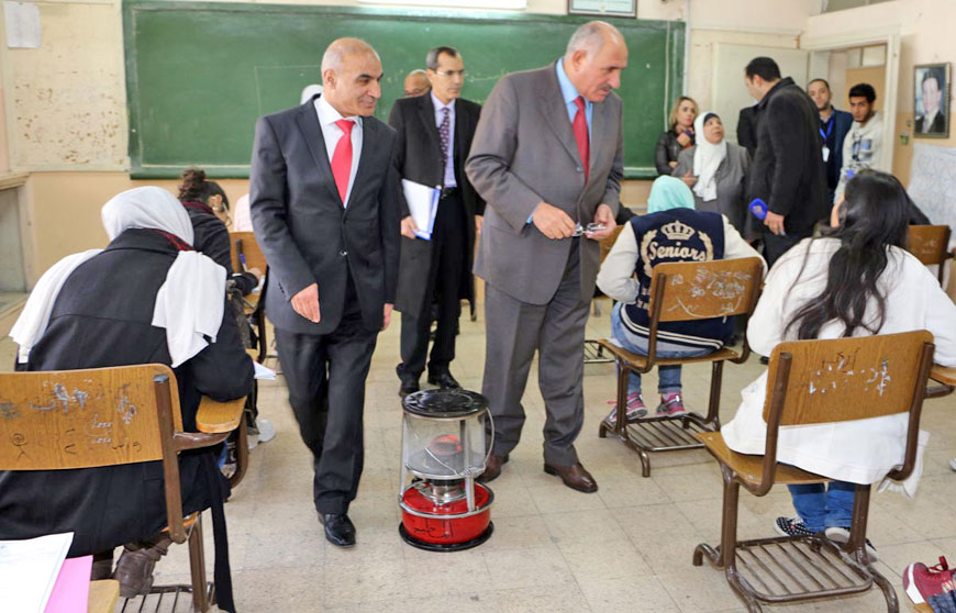 Deputy Prime Minister and Education Minister Mohammad Thneibat visits an examination hall in Amman, on Wednesday (Petra photo)