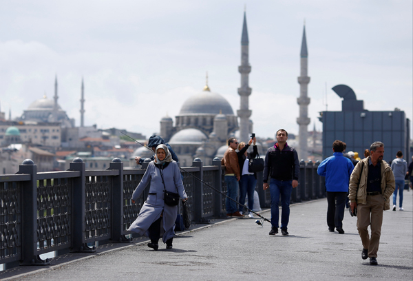 Pedestrians stroll along Galata Bridge in Istanbul, Turkey, on Wednesday (Reuters photo)