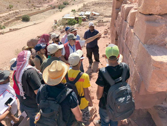   Jordanian and Syrian youth gather in Petra for a UNESCO training in heritage conservation under the guidance of conservator Franco Sciorilli (Photo courtesy of UNESCO)