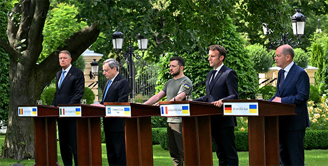 From left to right: Romanian President Klaus Iohannis, Prime Minister of Italy Mario Draghi, Ukrainian President Volodymyr Zelensky, President of France Emmanuel Macron and Chancellor of Germany Olaf Scholz hold a press conference following their meeting in Mariinsky Palace in Kyiv on Thursday (AFP photo)