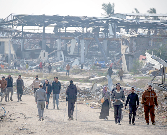 People walk along Salah Al Din road in Nuseirat as they make their way to the northern part of the Gaza strip on Tuesday (AFP photo)
