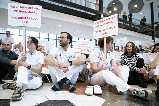 Staff from the Jeroen Bosch Hospital take part in a sit-in as employees of dozens of hospitals pretend that it is a Sunday for 24 hours, which means that in principle only emergency care takes place, in 's-Hertogenbosch on Thursday (AFP photo)