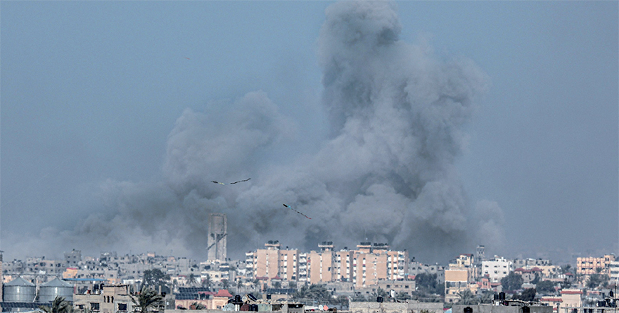 Kites are flown over Rafah as smoke billows following Israeli bombardment on Khan Yunis in the southern Gaza Strip on Tuesday, amid continuing Israeli assault against the coastal enclave (AFP photo)