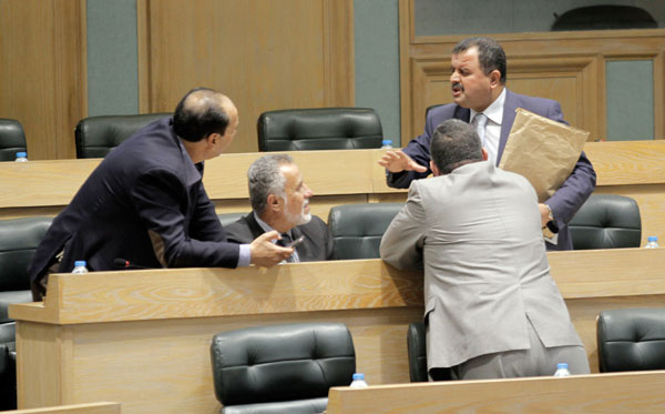 Lawmakers chat on the sidelines of Sunday’s meeting of the Lower House (Photo by Osama Aqarbeh)