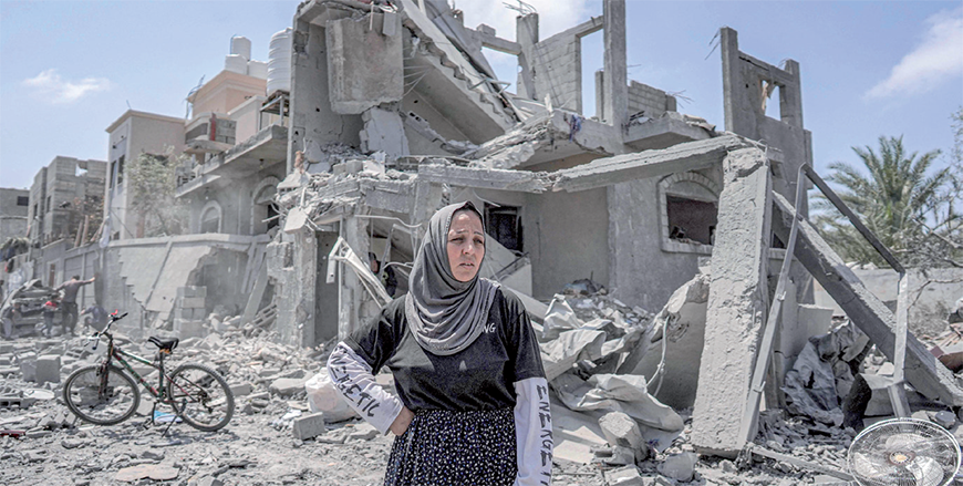 A woman reacts as she stands amidst rubble before a collapsed building in the eastern side of the Maghazi camp for Palestinian refugees in the central Gaza Strip on Monday amid the ongoing Israeli offensive against the Palestinian territory (AFP photo)