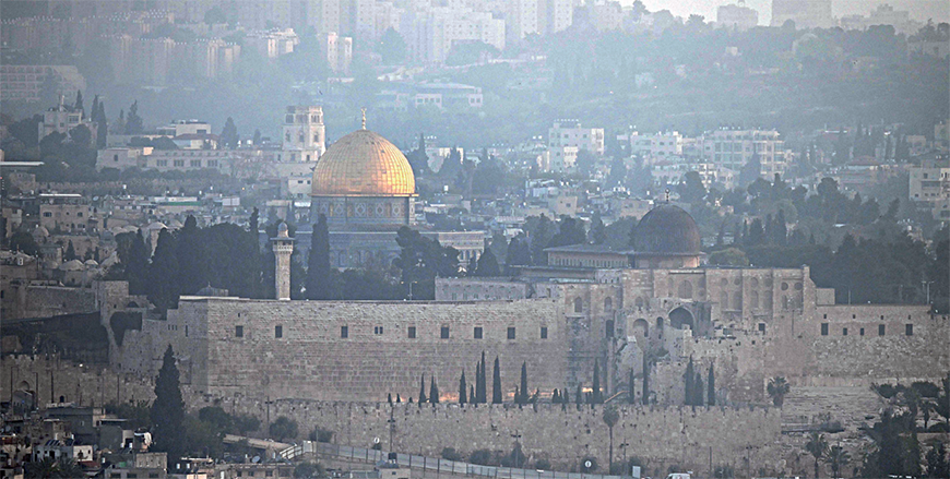 Panoramic view of Jerusalem's Old City is pictured at dawn of April 14 (AFP photo)