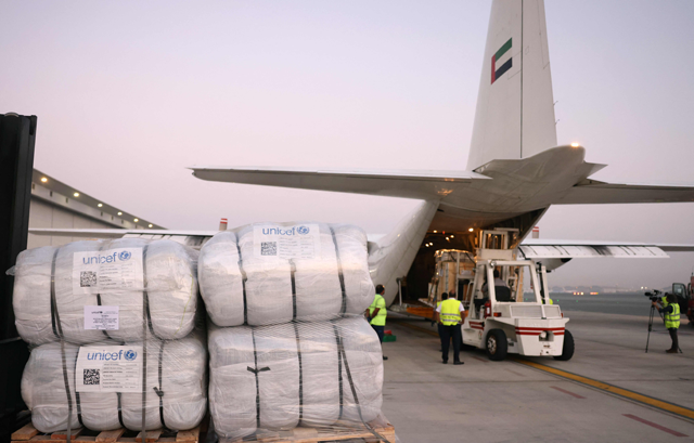 An Emirates cargo plane is loaded with aid for the Palestinians in the Gaza Strip at the airport in Dubai before flying to the Egypt-Gaza border city of Al Arish, in Egypt's north Sinai Peninsula on Tuesday (AFP photo)