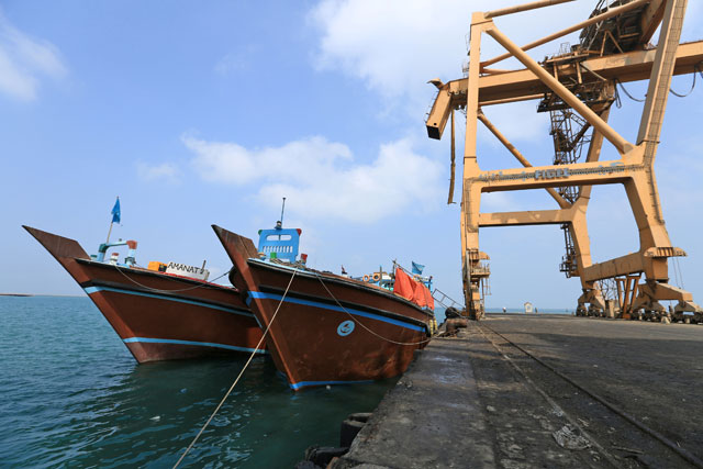 Boats are docked under cranes damaged by air strikes at the port of Hodeida, Yemen, on April 1 (Reuters photo)
