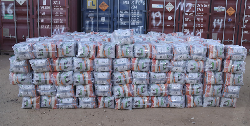 The Jordanian Field Hospital in Southern Gaza, in cooperation with the Jordan Hashemite Charity Organisation, on Sunday distributes food parcels to residents of Khan Younis (Petra photo)