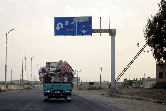 A pickup truck, filled with a family belongings, leaves the border area in northern Sinai, where authorities are battling insurgents on the highway between El Arish and the border town of Rafah, Egypt, May 25, 2015 (Reuters photo)