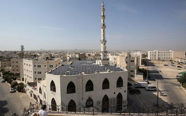 This photo shows a mosque in southern Amman, equipped with 140 solar panels on September 6, 2018. The Energy Ministry announced on Wednesday a plan to outfit 35 mosques in Aqaba with solar panel systems in a bid to cut down on electricity expenses  (AFP file photo)