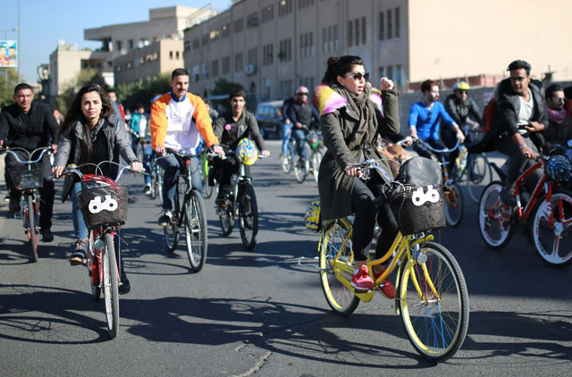Iraqi Marina Jaber (left), 25, rides a bicycle among others in Baghdad during an event in defiance of a conservative culture that disapproves of the practice and calling for peace on December 9, 2016 (AFP photo)