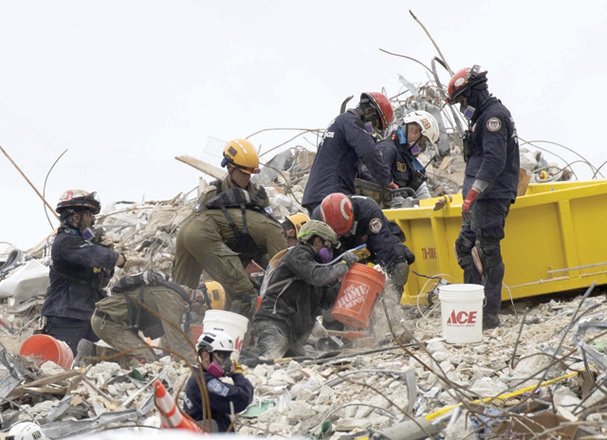 Search and rescue teams look for possible survivors and to recover remains in the partially collapsed 12-storey Champlain Towers South condo building on Tuesday in Surfside, Florida (AFP photo)