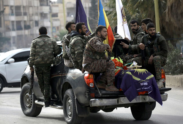 Syrian Syriac Christian men carry on Friday in the Kurdish majority city of Qamishli the coffin of a fighter from the Syria Democratic Forces, who was killed during battles with the Daesh terror group in the west of the city of Raqqa (AFP photo)