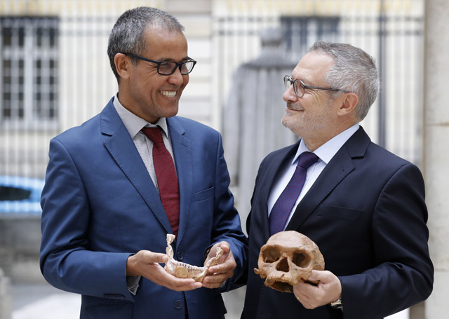 French paleoanthropologist Jean-Jacques Hublin (right) and Abdelouahed Ben-Ncer of the National Institute of Archaeology and Heritage Sciences in Morocco pose with the casting of a skull of Homo Sapiens discovered in Morocco on Tuesday in Paris (AFP photo)