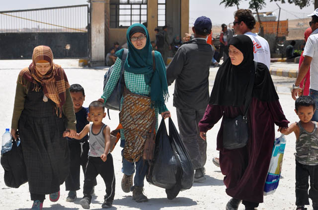 Leefa (4th left) arrives at the Ain Issa camp, 50 kilometres north of Raqqa, with other Indonesians after fleeing the Daesh group's Syrian bastion on Tuesday (AFP photo)
