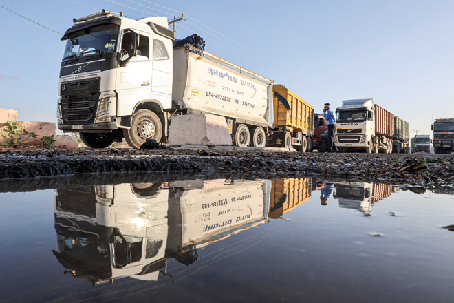 Trucks resume transit through the commercial crossing of Karm Abu Salem, or Kerem Shalom, in Rafah in the southern Gaza Strip on Sunday as Israel ends a suspension of exports from the Palestinian territory (AFP photo)