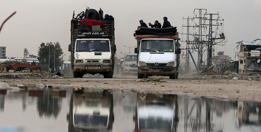 Displaced Palestinians drive on Salah al-Din road in al-Mughraqa in the central Gaza Strip, on February 13, 2025, as people move towards the northern parts of Gaza during a current ceasefire deal in the war between Israel and Hamas (AFP photo)