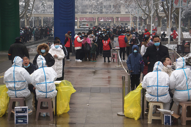 Residents queue to receive Covid coronavirus tests as part of a mass testing programme in Zhengzhou, in China's central Henan province, on Wednesday (AFP photo)