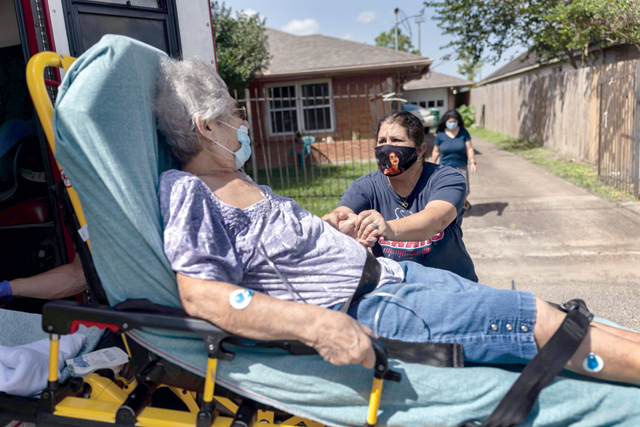 A daughter speaks to her mother with possible COVID-19 symptoms before she was taken to a hospital on August 20, in Houston, Texas (AFP photo)