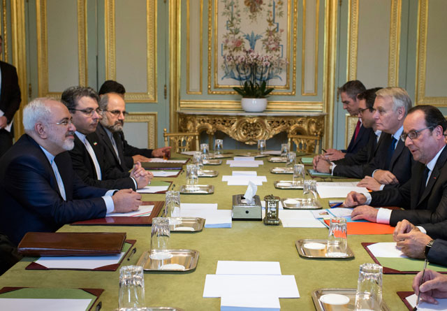 French President Francois Hollande (right) faces Iranian Foreign Minister Mohammad Javad Zarif during his meeting at the Elysee Palace in Paris, France, on Wednesday (AP photo)