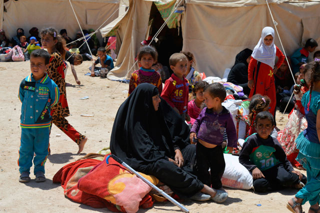 Internally displaced civilians from Fallujah flee their homes during a fight between Iraqi security forces and Daesh militants during a military operation to regain control of the city, outside Fallujah, west of Baghdad, Iraq, on Thursday (AP photo)