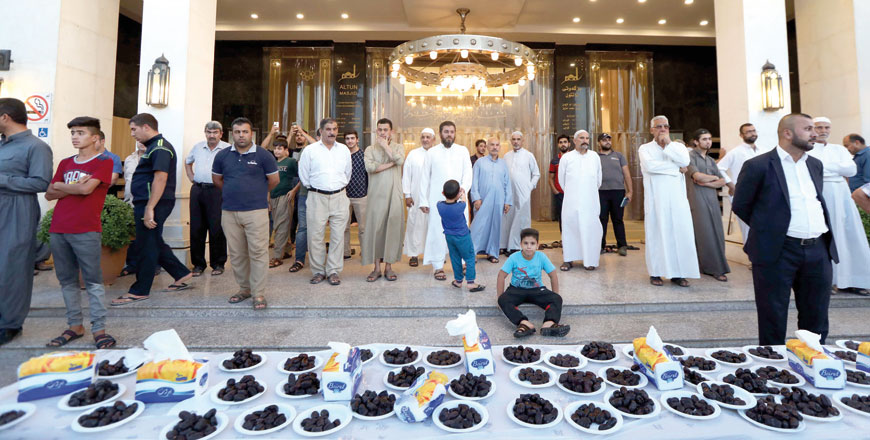 Displaced Iraqis attend Iftar (fast breaking) in a mosque during the holy fasting month of Ramadan, in Erbil, the capital of the Kurdish autonomous region in northern Iraq on Sunday (AFP photo)