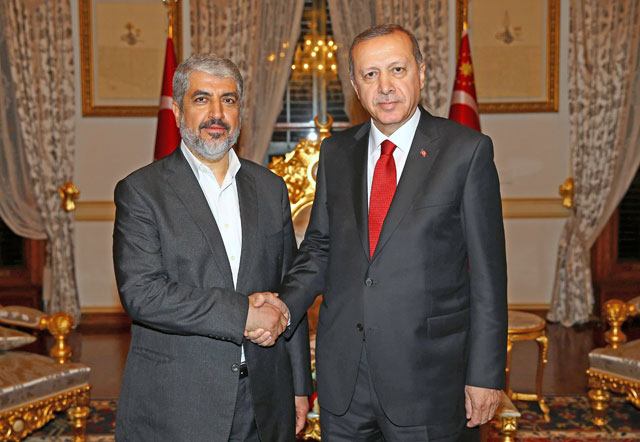 This handout photo taken on December 19, 2015 and provided on Friday by the Turkish president’s press office shows Hamas leader Khaled Mashal (left) and Turkish President Recep Tayyip Erdogan shaking hands during their meeting in Istanbul (AFP photo)