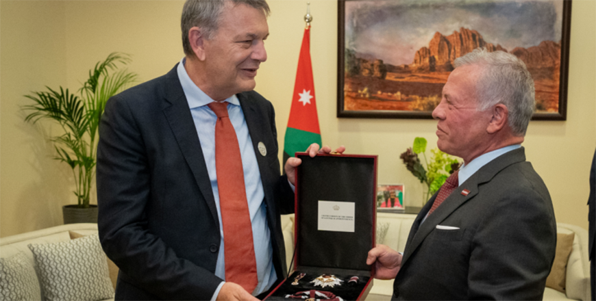 His Majesty King Abdullah on Tuesday grants the Order of Istiqlal of the First Degree to UNRWA, in appreciation of its efforts to provide humanitarian assistance and basic services for refugees. UNRWA Chief Commissioner Philippe Lazzarini receives the medal, during a meeting on the sidelines of the “Call for Action: Urgent Humanitarian Response for Gaza” conference (Photo courtesy of Royal Court)