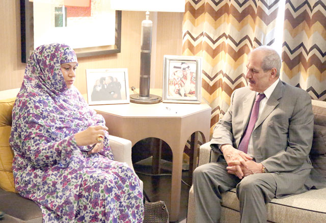 Royal Court Chief Fayez Tarawneh meets with Mauritanian Industry, Trade and Tourism Minister El Naha Bint Mouknass in Amman on Monday (Petra photo)