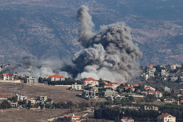 Smoke rises from the site of an Israeli airstrike that targeted the southern Lebanese village of Khiam on September 25, 2024 (AFP photo)
