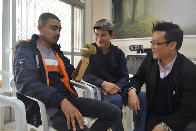 Abdullah Musa, a 14-year-old beneficiary of Mand.ro receives training on how to use his new prosthetic hand, on Tuesday (Photo by Ana V. Ibáñez Prieto)