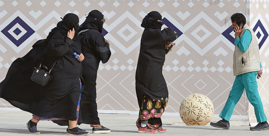 A photo taken on January 19 shows Saudi women walking during the King Abdulaziz Camel Festival in Rumah, some 160 kilometres east of Riyadh (AFP photo)