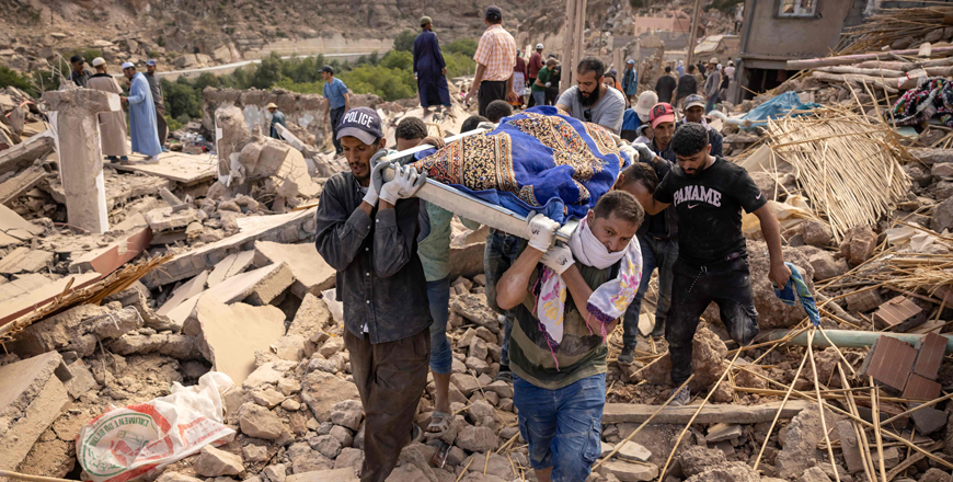 People carry the remains of a victim of the deadly 6.8-magnitude earthquake on Friday, in the village of Imi N'Tala near Amizmiz in central Morocco (AFP photo)