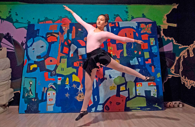 A local Moroccan girl attends a ballet class at the Stars Cultural Centre in Casablanca's northeastern suburb of Sidi Moumen on November 27, 2017 (AFP photo)