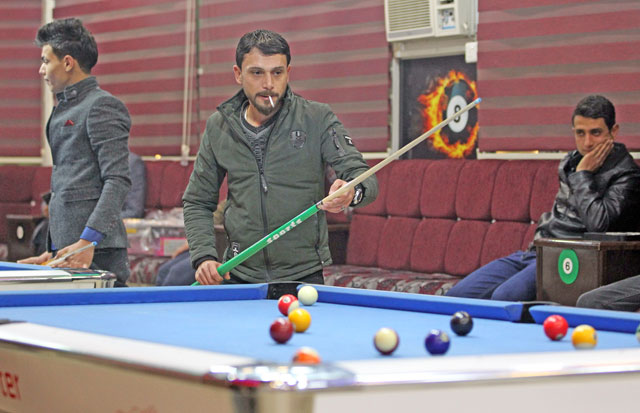 Iraqis play pool at a coffee shop on the eastern bank of the Iraqi city of Mosul on January 9, six months after chasing out the extremists who took control of the city in 2014 (AFP photo)