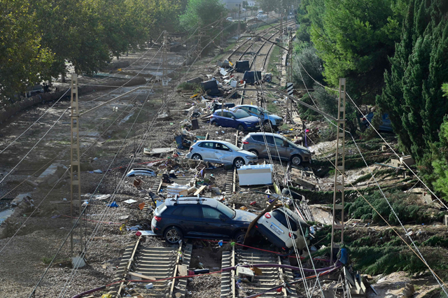 Wreckage of cars pile up on the on the railway on October 31, 2024 after flash floods ravaged the town of Alfafar, in the region of Valencia, eastern Spain (AFP photo)