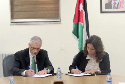 Energy and Mineral Resources Minister Hala Zawati and Agapito Vice President Timothy A. Ross sign an agreement on Wednesday (Photo courtesy of Ministry of Energy and Mineral Resources)