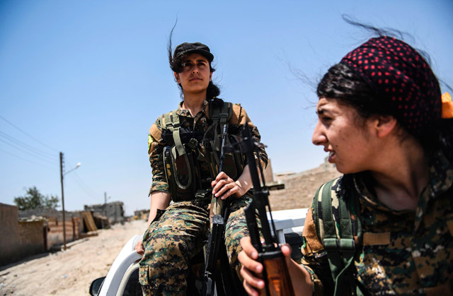 Members of the Women's Protection Units arrive on the frontline on the eastern outskirts of Raqqa, on Tuesday, during the ongoing offensive by the Syrian Democratic Forces to retake the city from the Daesh group (AFP photo)