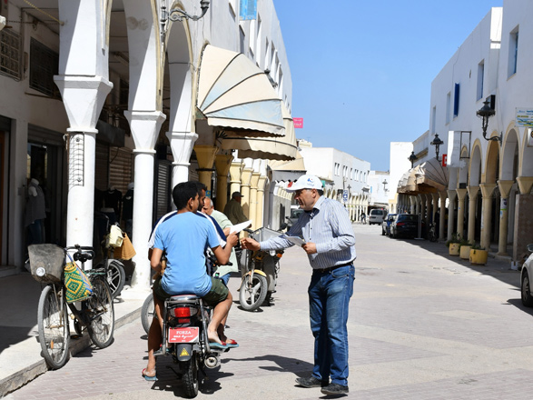 Simon Slama (centre), the only Jewish candidate on the Islamist Ennahdha Party's list for the municipal elections in the central coastal city of Monastir, 162 kilometres south of Tunis, distributes flyers on a visit to a local souk while campaigning, on Sunday (AFP photo)
