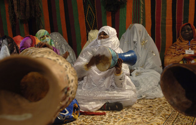 Algerian women sing during a group wedding ceremony, organised by a charity for economically disadvantaged people and orphans, in the Sahara desert village of In-Salah, south Algeria, on December 21, 2016 (AFP photo)