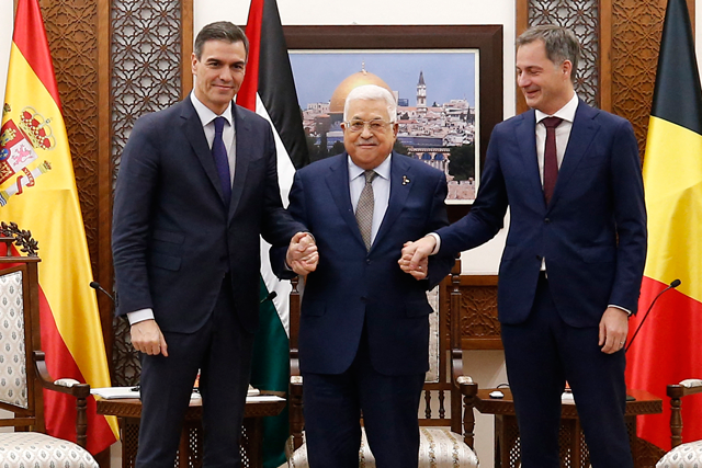 Palestinian President Mahmoud Abbas (centre) holds hands with Belgium's Prime Minister Alexander De Croo (left) and Spain's Prime Minister Pedro Sanchez during their meeting in the occupied West Bank city of Ramallah on Thursday (AFP photo)