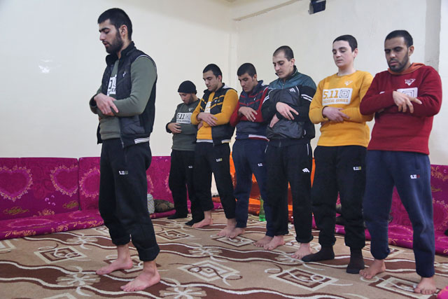 Men pray at the Syrian Centre for Countering Extremist Ideology in the Syrian town of Marea, in the northern Aleppo district, on November 30 (AFP photo)