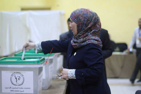 A teacher casts her ballot at the election of the Jordan Teachers Association’s president, vice president and council members on Wednesday (Photo courtesy of JTA)