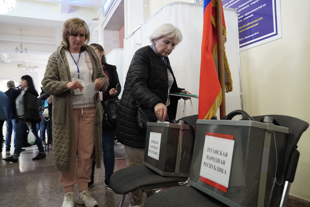 A refugee from Ukraine regions held by Russia casts a ballot for a referendum at a polling station in Rostov-on-Don on Saturday (AFP photo)