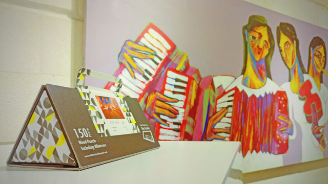 The art project transforms artists’ paintings into a collection of jigsaw puzzles that attendees can purchase (Photo by Ana V. Ibáñez Prieto)