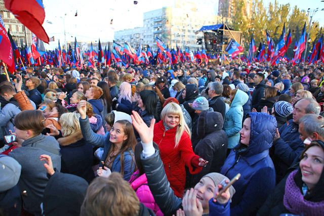 People stand as they wait for Denis Pushilin, acting leader of the self-proclaimed Donetsk Republic, campaigning meeting and the concert in Donetsk on November 9 (AFP photo)
