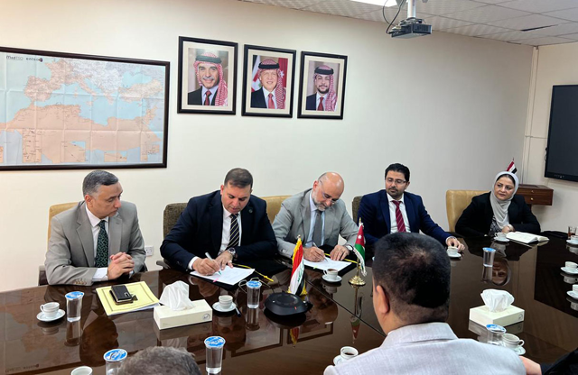 Jordan and Iraq sign the second amendment to the power sale agreement on Thursday (Petra photo)