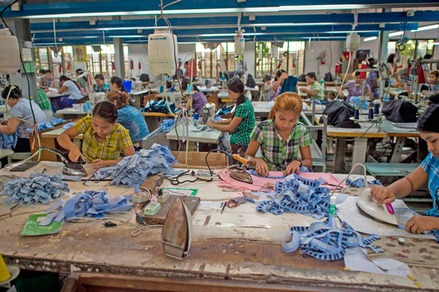 Labours work at a garment factory in Yangon, on November 1  (AFP photo)