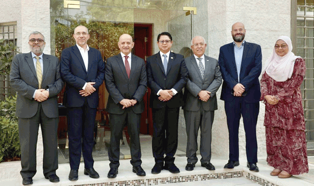 Malaysia's Ambassador to Jordan Mohammad Nasri Bin Abdul Rahman, President of the Amman Chamber of Commerce Khalil Hajj Tawfiq and officials pose for a group photo (Petra photo)
